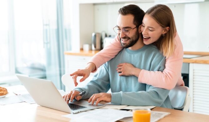 A couple looking at a computer screen representing egg donor pictures.