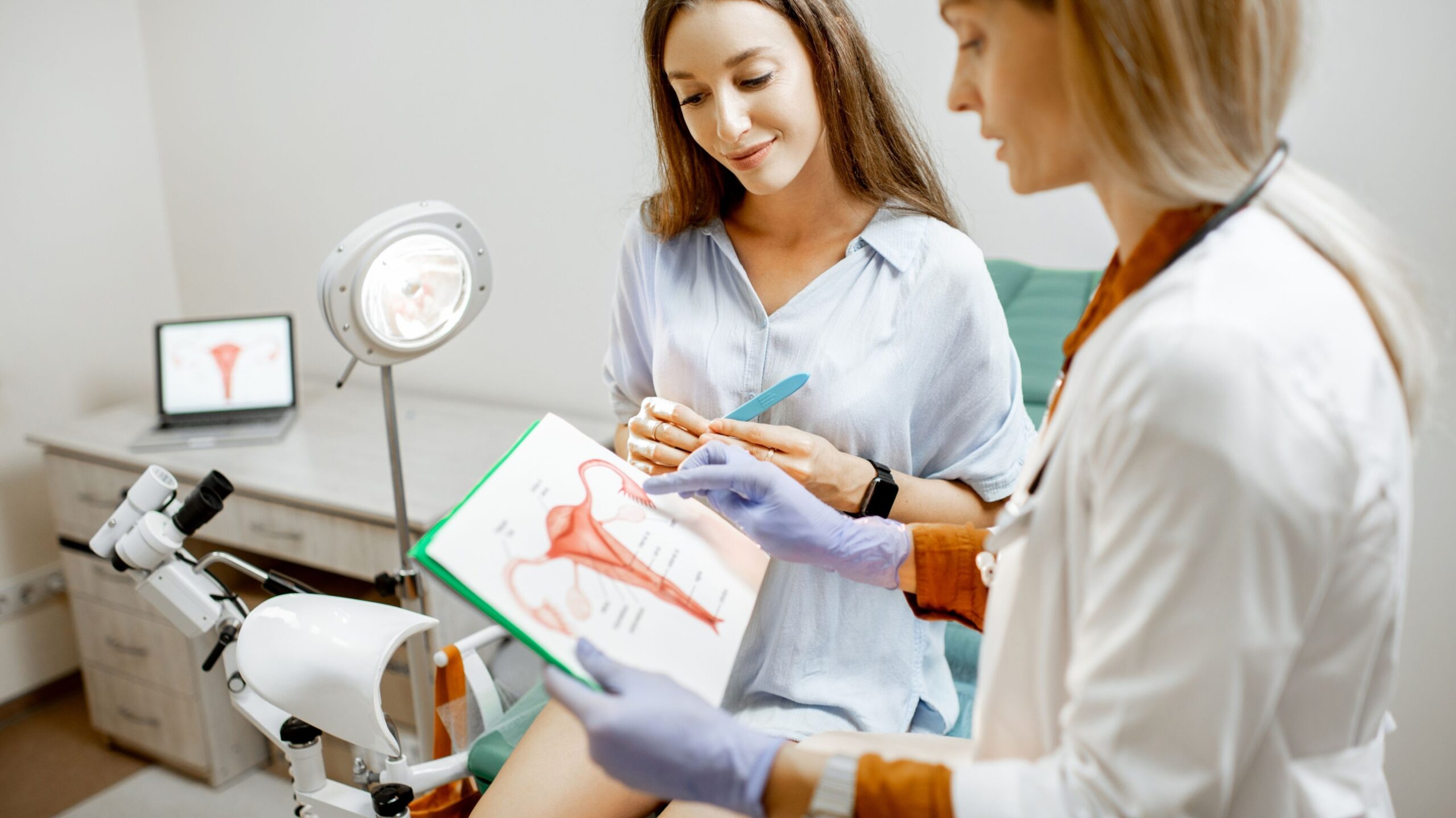 Doctor talking to a women about fertility representing the egg donation procedure.